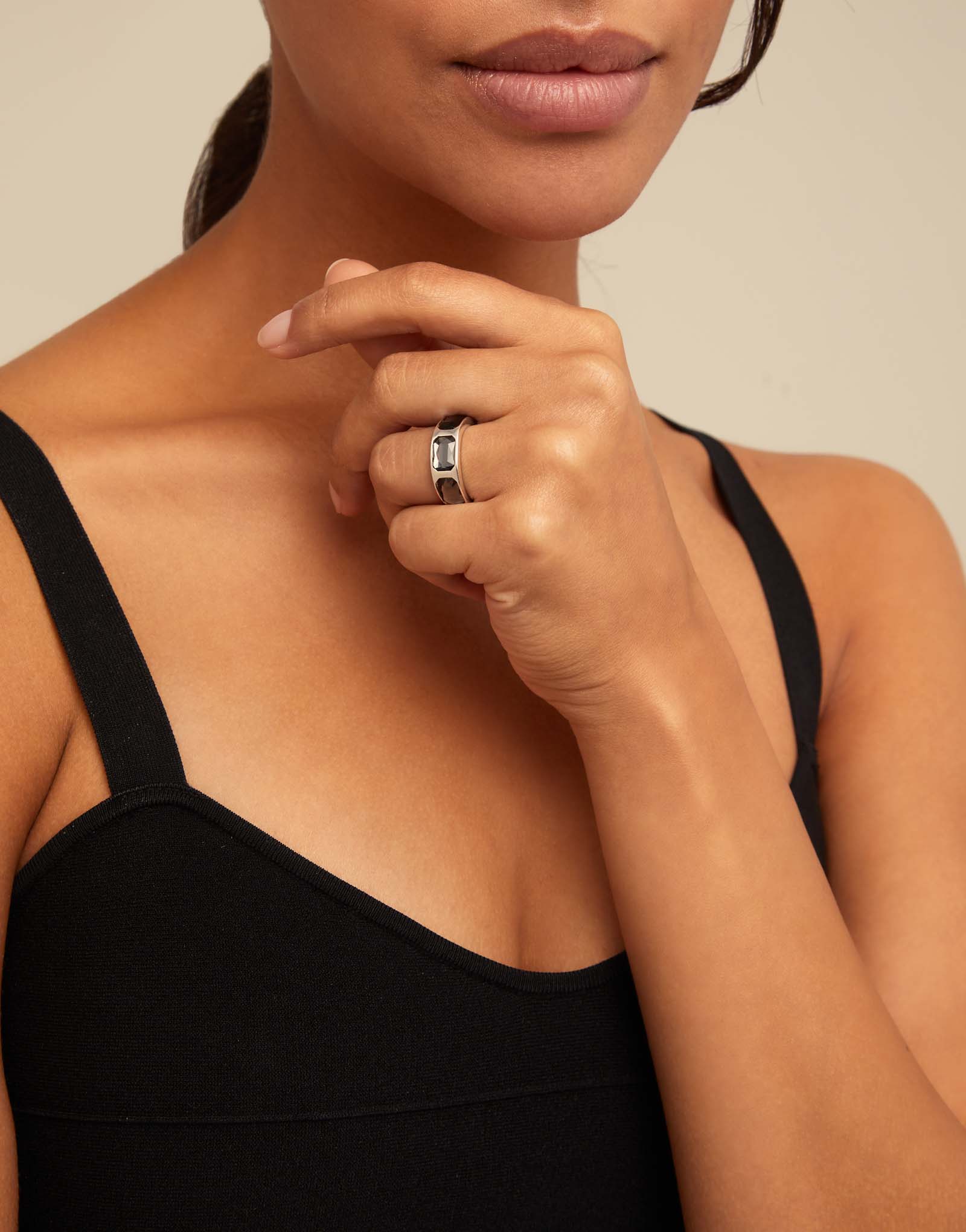 UNODE5O Ring with 3 dark gray crystals